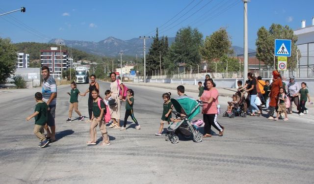 Kumlucalı veliler çocukları için üst geçit talep ediyor