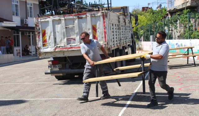Okulların masaları Antalya Büyükşehir'den