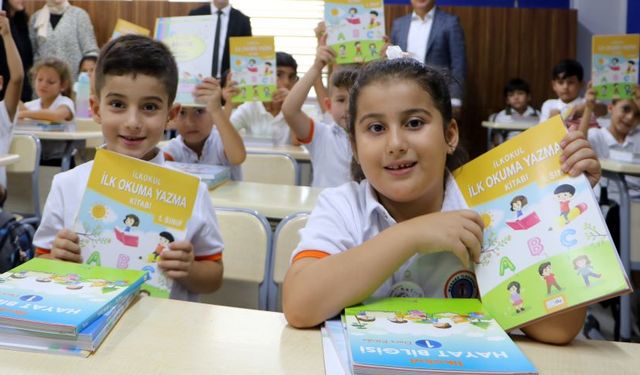 Antalya’da 38 bin öğretmen, yarım milyon öğrenciyle buluşuyor