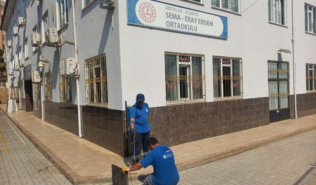 Antalya'da Büyükşehir Belediyesi ekipleri okul hazırlığında