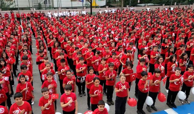 Antalya'da bin 500 öğrenci tek ağızdan Cumhuriyet şarkısını söyledi