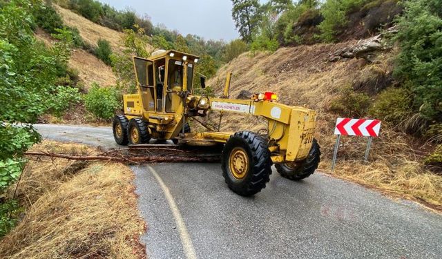Sağanak yağışın vurduğu Alanya'da ekipler mesaide