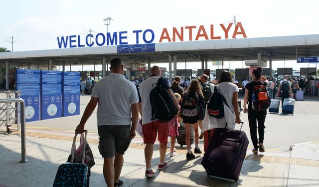 Antalya 9 ayda 14 milyon turisti ağırladı