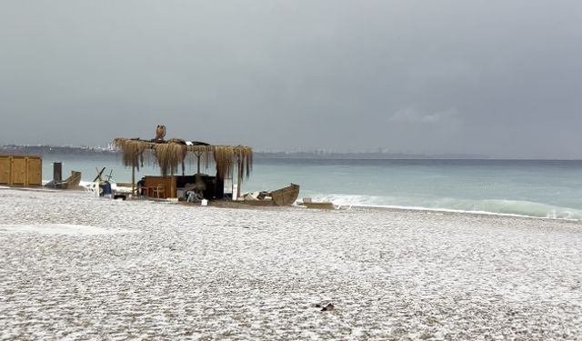 Antalya'da 15 dakikalık fırtına kabusu: Hayat felç oldu, Konyaaltı doluyla beyaza büründü!