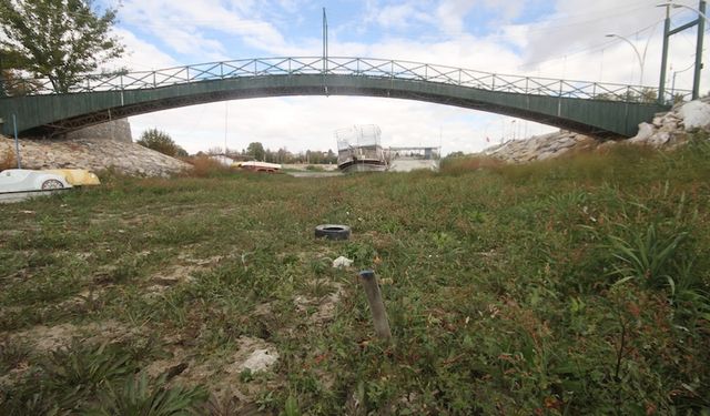 Beyşehir Gölü can çekişiyor: Balıkçılar ağ attıkları yerde yürüyor