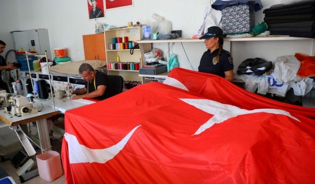 Bodrum'da Türk bayrağına gönülden hizmet: Yıllardır ücretsiz onarıyor