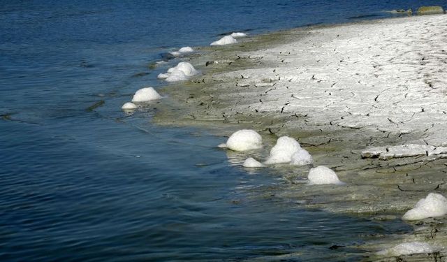 Burdur Gölü’nde dikkat çeken görüntüler! Yine köpüklendi