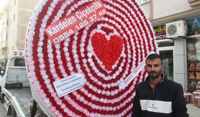 Dev çiçek buketini çekici ile taşıdılar