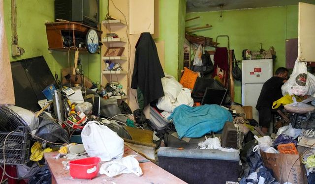 Bir evden 10 kamyon 28 ton çöp çıkartıldı!