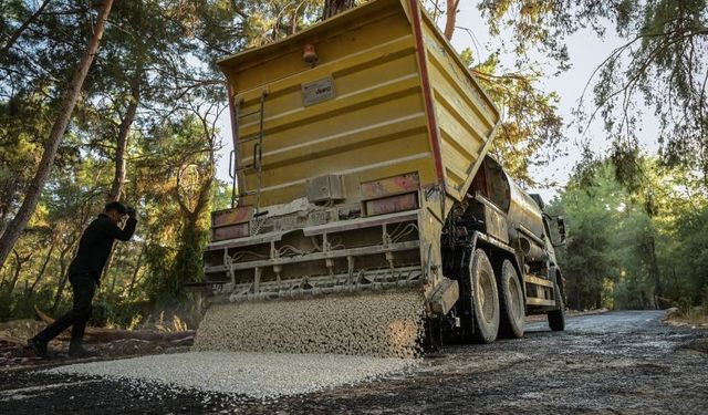 Demre’de asfalt çalışmaları sürüyor