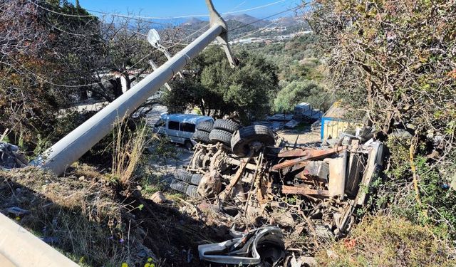 Muğla'da hafriyat kamyonu şarampole devrildi