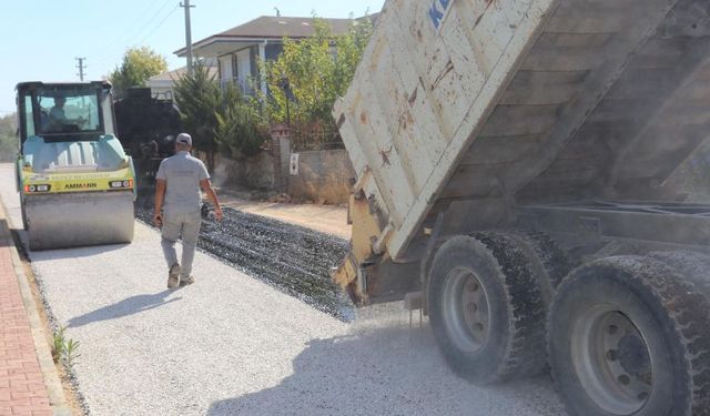 Kepez'de 4 sokağı kapsayan yolda asfalt çalışması