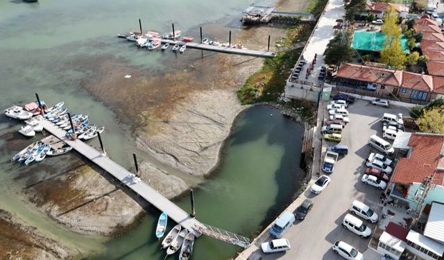 Eğirdir Gölü alarm veriyor! Balıkçılar gölü yürüyerek geçiyor