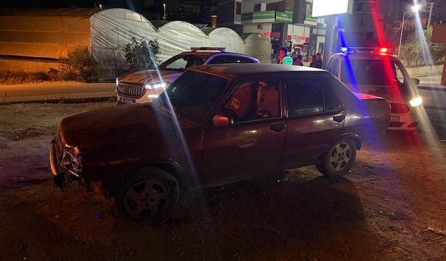 Gazipaşa'da alkollü sürücü bariyerlere çarptı