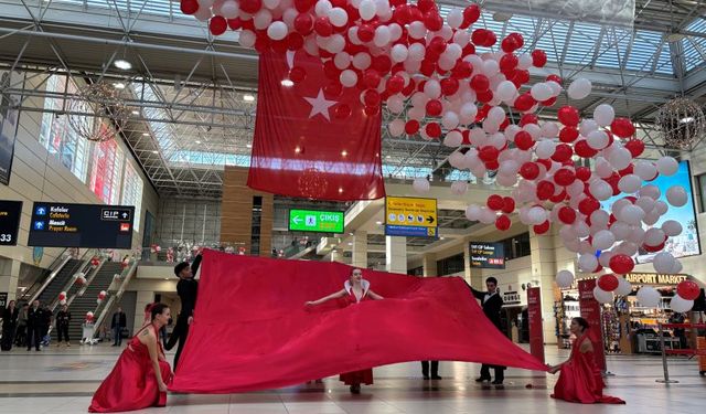 Antalya Havalimanı'nda Cumhuriyet coşkusu!