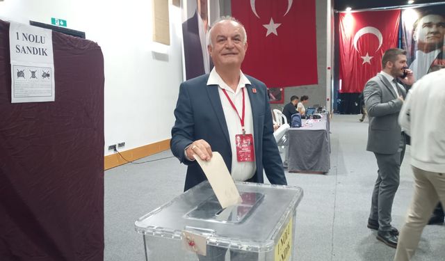 CHP İl Disiplin Kurulu Başkanı Hüseyin Eroğlu, hasta yatağından kalkıp oy kullandı