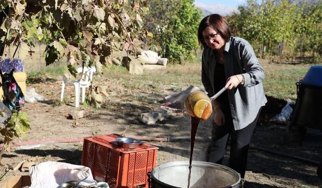 Akseki’de bağ bozumu başladı! Başkan Akca kendi elleriyle kaynattı