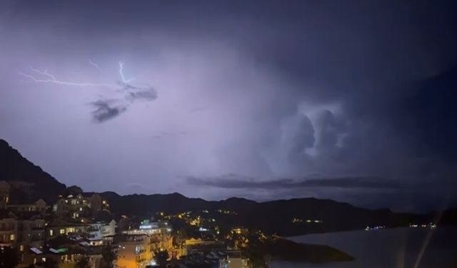 Kaş'ta şimşekler geceyi gündüze çevirdi!