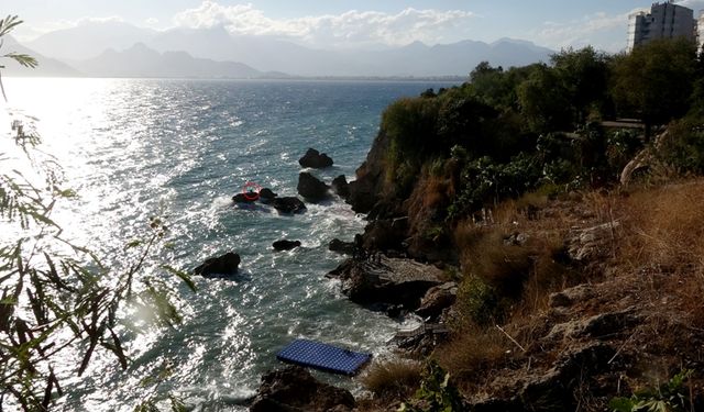 Bambus Plajı kayalıklarında mahsur kaldı, zodyak botla kurtarıldı