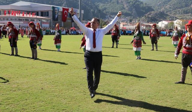 Muğla'da kaymakamdan zeybek gösterisi!