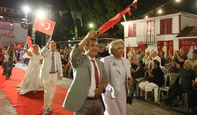 Antalya’daki bu defilede gençler değil yaşlılar yürüdü