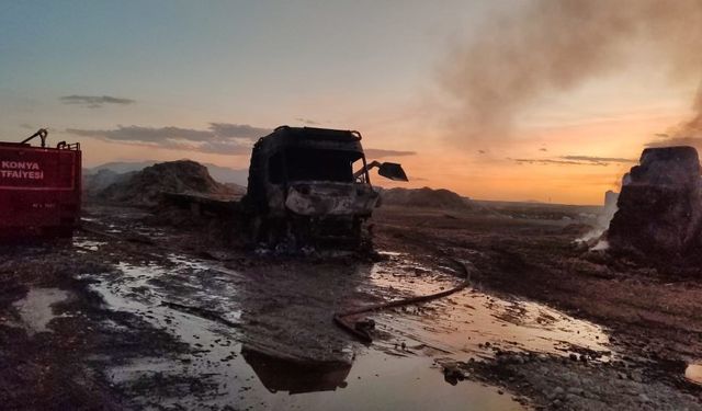 Konya'da park halindeki tırda çıkan yangın, 25 ton saman balyasını kül etti!