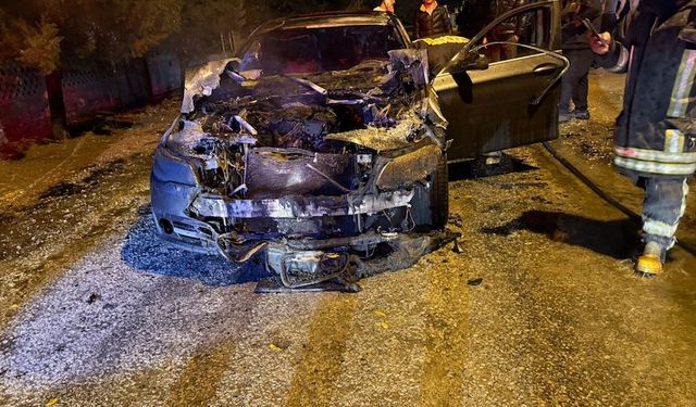 Konya'da seyir halindeki otomobil alev aldı