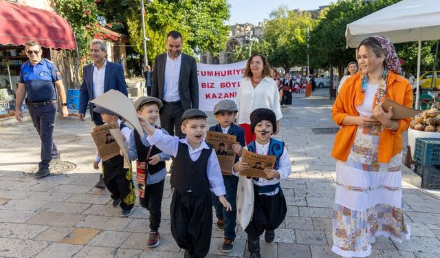 Antik Side sokaklarında miniklerin Cumhuriyet sevinci
