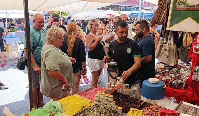 Manavgat Perşembe Pazarı'nda turist izdihamı
