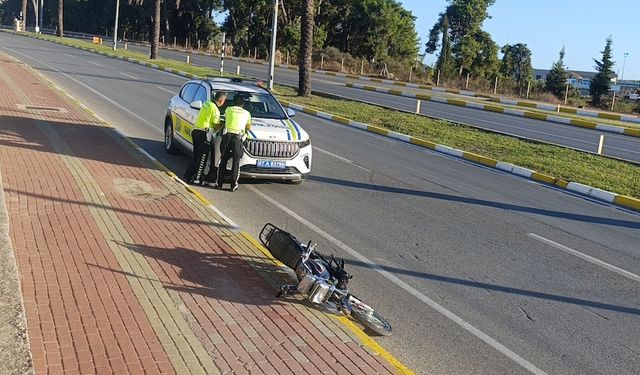 Manavgat'ta polisin 'dur' ihtarına uymayan motosikletli kaza yaptı