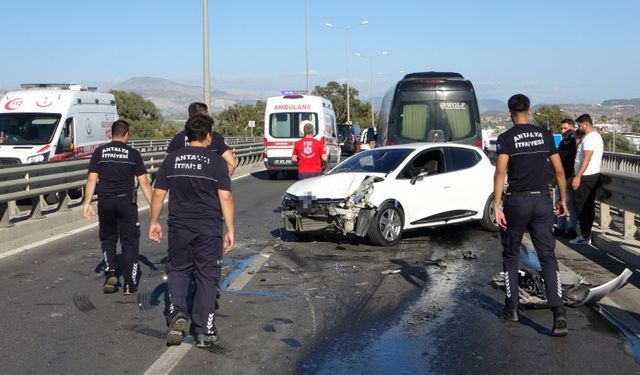 Manavgat'ta tur aracının neden olduğu zincirleme kazada 5 yaralı