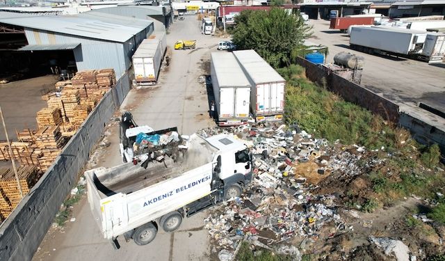 Mersin'de 8 kamyon dolusu atık toplandı
