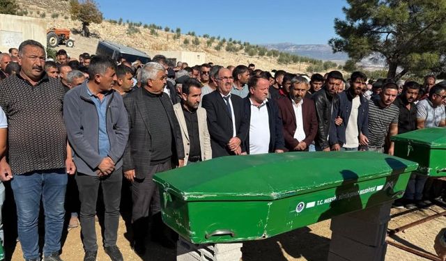 Mersin'de kazada ölen 3 inşaat işçisi toprağa verildi
