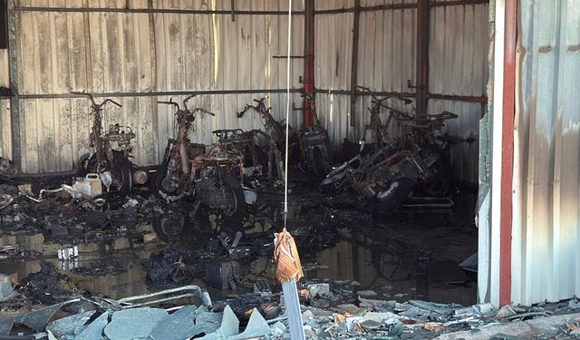 Alanya’da tamirhanede yangın: Motosikletler kül oldu!