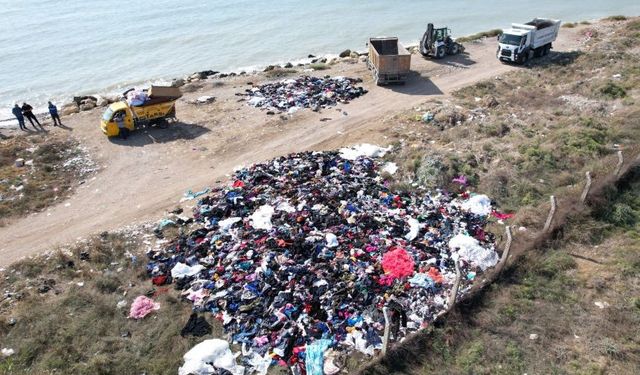 Mersin'de 'pes' dedirten görüntü! Tonlarca tekstil atığı sahile döküldü