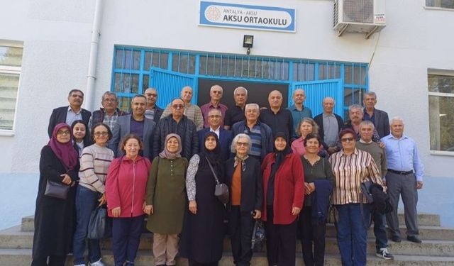 Antalya’da duygusal buluşma! 51 yıl sonra aynı yerde bir araya geldiler