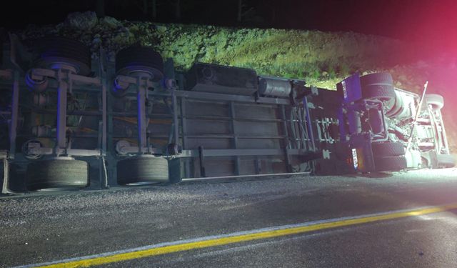 Mersin'de devrilen TIR'ın altında can verdi