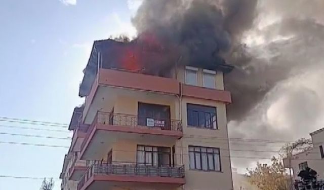 Manavgat'ta yangın: Anne ve 3 çocuğu kapı kırılarak kurtarıldı