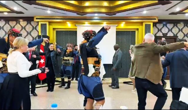 Uluslararası Sağlık Turizmi Konferansı'nda büyükelçiler zeybek oynadı