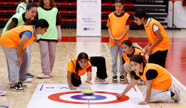 Antalya'da kız çocukları floor curling sporuyla tanışıyor