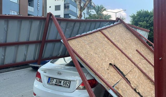 Alanya'da fırtına demir korkulukları yerinden söktü