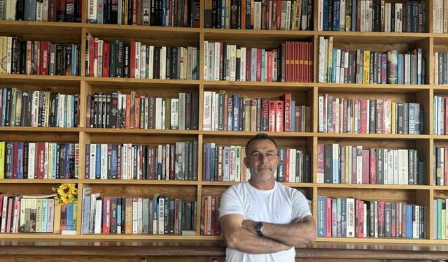 Bu kafede hem yemek hem de kitap var