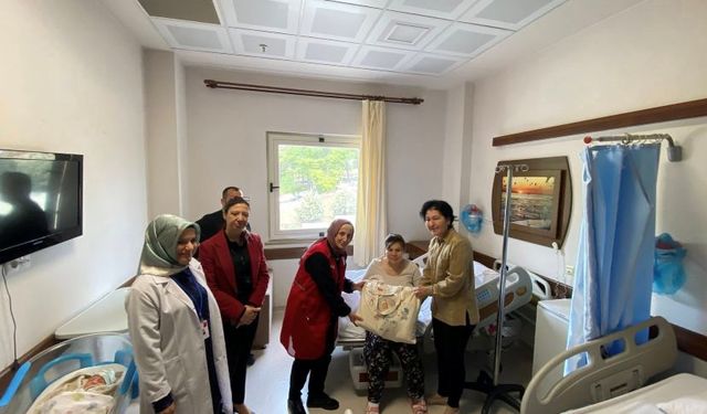 Manavgat'ta Türk Kızılay’ı yeni doğan bebek ve anneleri ziyaret etti