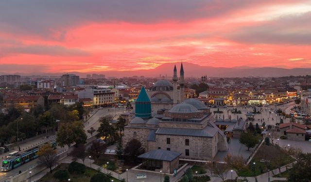 Konya'nın tarihi silüteli gün batımıyla büyüledi