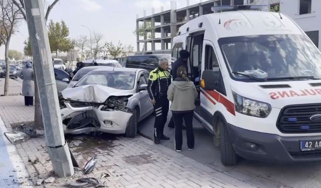 Konya'da kaza yapan sürücü gözyaşları içinde babasını aradı