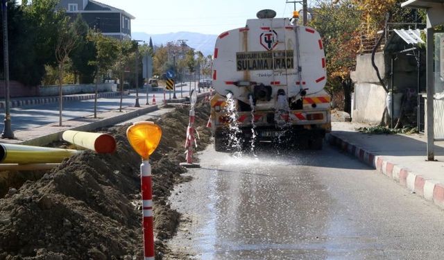 Burdurlu muhtarın zor anları! Mahalleli etkilenmesin diye yolu suluyor