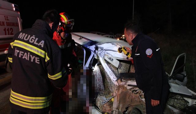 Muğla Menteşe'de alkollü sürücü direğe çarptı: Anne ve kızı yaralandı