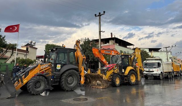 Mersin'de ekipler sağanak mesaisinde