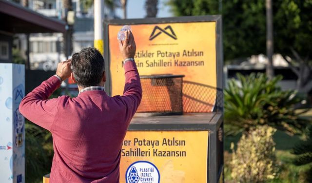 Mersin sahillerinde 1 ton plastik toplandı