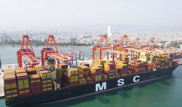 Mersin Limanı'na dünyanın en büyük konteyner gemisi geldi